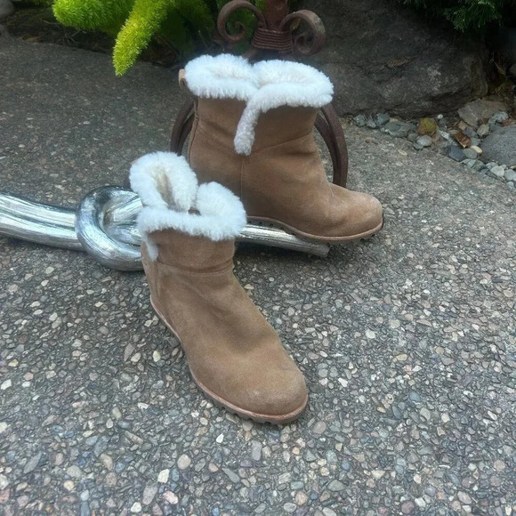 Ugg Seyline Shearling Tan Chestnut Suede Wedge Booties Size 8.5 - Picture 2 of 13